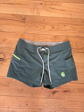 Women's Stio CFS Board Shorts Size 8 Green with Lime Accent